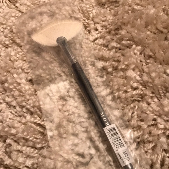 Morphe Fan Brush (Face Brush #M310) - Picture 2 of 4